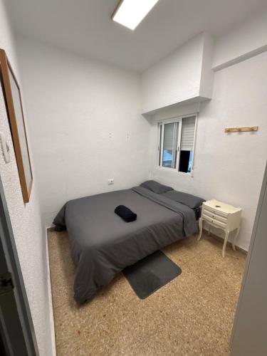 une petite chambre avec un lit et une fenêtre dans l'établissement Maravilloso, à Valence