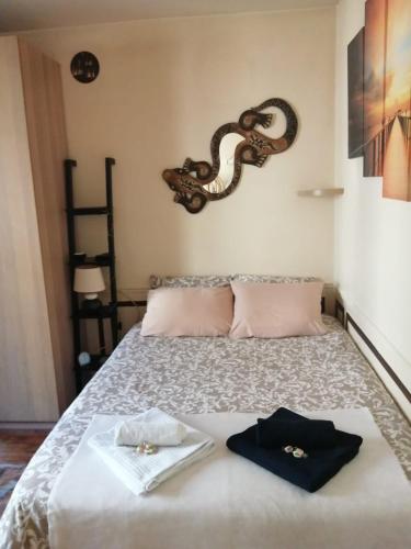 un lit avec deux assiettes de nourriture dessus dans l'établissement Chez Sophie, cosy et calme, à deux pas de Paris, à Saint-Mandé