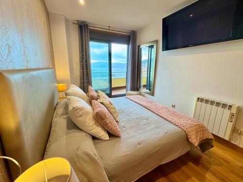 Postel nebo postele na pokoji v ubytování Sanxenxo, Apartamento 1 hab con vistas al mar, piscina, garaje y a 150 mts de la Playa Silgar