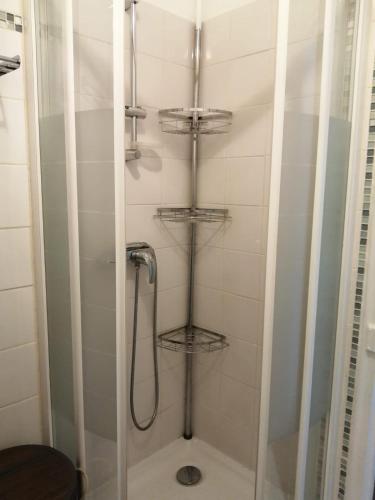 une salle de bain avec une douche avec une porte vitrée dans l'établissement Chez Sophie, cosy et calme, à deux pas de Paris, à Saint-Mandé