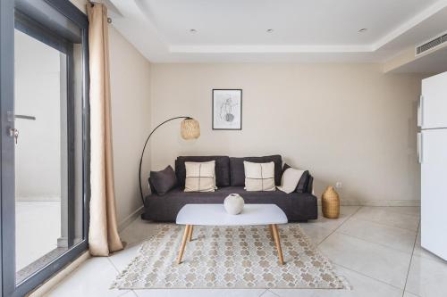 a living room with a couch and a table at Magnifique 2 pièces rénové aux Sources in Vieux Kouba