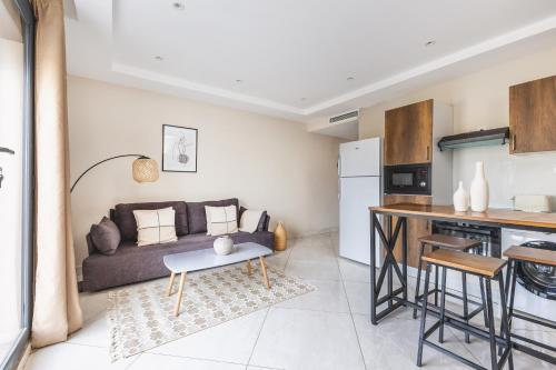 a living room with a couch and a table at Magnifique 2 pièces rénové aux Sources in Vieux Kouba