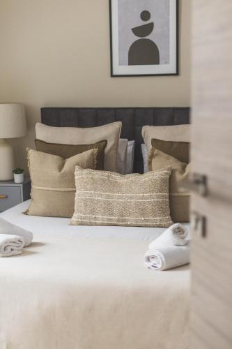 a bedroom with a white bed with pillows at Magnifique 2 pièces rénové aux Sources in Vieux Kouba