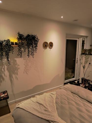 a bedroom with a wall with plants on it at Natuurhuisje 't Hoogbos - Bosrand in Schijf