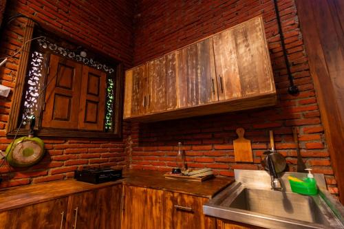 Kuchyň nebo kuchyňský kout v ubytování Djawata Resort & Gallery near Desa Wisata Kasongan Yogyakarta RedPartner