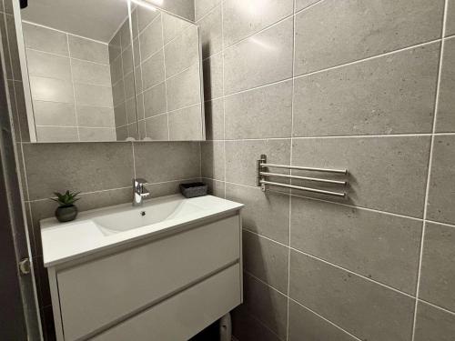 une salle de bain avec un lavabo et un miroir dans l'établissement Appartement Studio 4 couchages ARGELES SUR MER AR850-118, à Argelès-sur-Mer