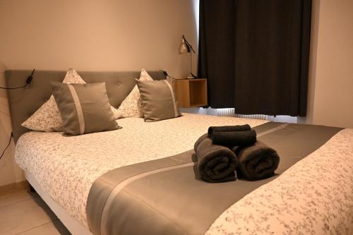 une chambre avec un lit avec des serviettes dessus dans l'établissement Appart cosy et fonctionnel, quartier très sympa, à Paris