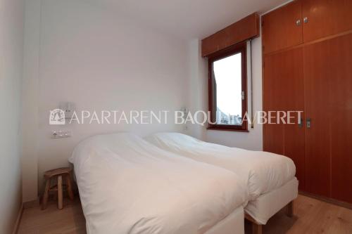 Un pat sau paturi într-o cameră la Apartarent 1500 - Apartamento Maladeta