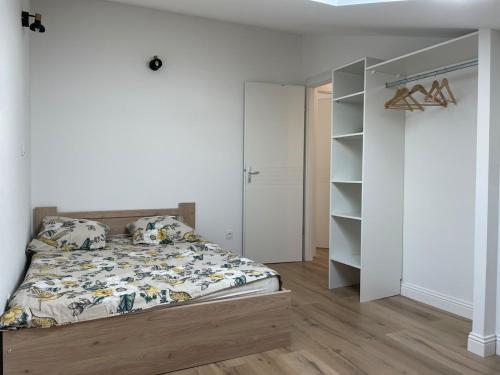 - une chambre avec un lit et un placard dans l'établissement Appartement 6 personnes - 04190 LES MÉES, à Les Mées