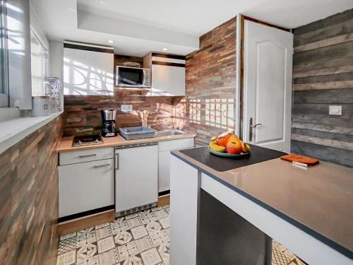 a kitchen with a bowl of fruit on a counter at Double Studio Dijon CHU, Cinéma, Jardin & Parking in Dijon