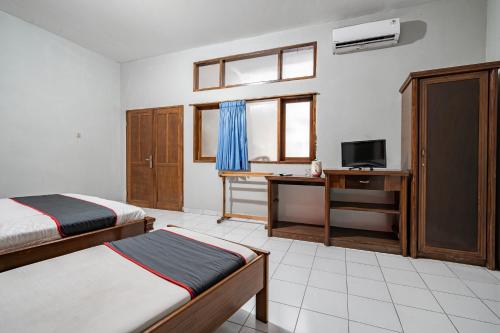 Ένα ή περισσότερα κρεβάτια σε δωμάτιο στο Collection O Tasikmalaya Near Stadium Wiradadaha Formerly Hotel Abadi