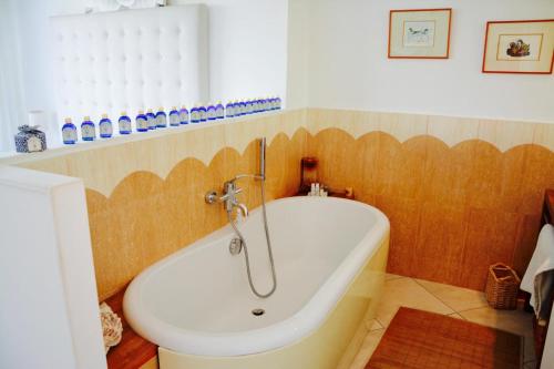 La salle de bains est pourvue d'une baignoire avec un robinet. dans l'établissement Appartement 2 chambres terrasse 100m Croisette, à Cannes