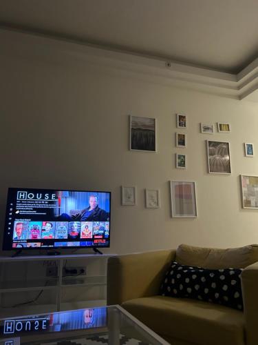 TV a/nebo společenská místnost v ubytování 35th Floor Gem with a Sky-high View over Skopje