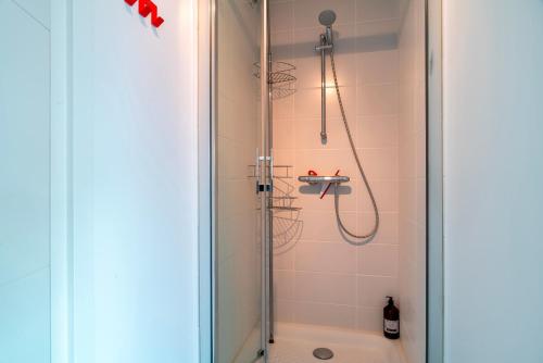 une salle de bain avec une douche avec un lavabo et une douche dans l'établissement La perle de Men Er Beleg - Appt vue mer de 167m², à Saint-Philibert