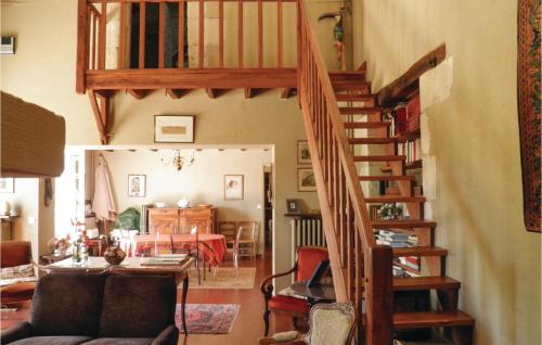 Χώρος καθιστικού στο 4 Bedroom Amazing Home In Bourgueil