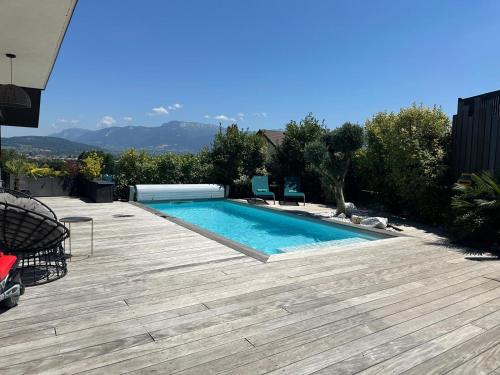 - une piscine sur une terrasse en bois dans l'établissement Location maison Epagny, à Epagny Metz-Tessy