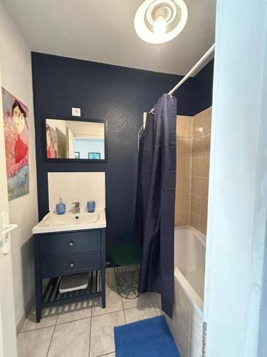 une salle de bain avec un lavabo, une douche et une baignoire dans l'établissement Sète Centre-ville - Jolie Maison de vacances - 2 étoiles- 4 personnes - 60 m2 avec parking gratuit privé, wifi et clim, à Sète