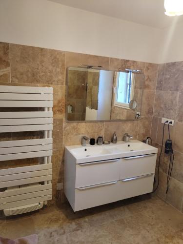 une salle de bain avec un lavabo blanc et un miroir dans l'établissement Close to Saint-Rémy-de-Provence, à Eyragues