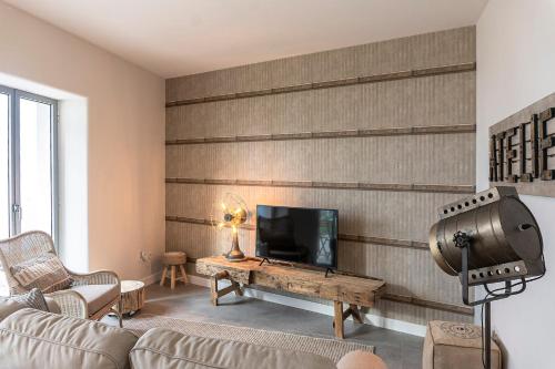 TV a/nebo společenská místnost v ubytování Charming Design House In Montijo With Garden - 45