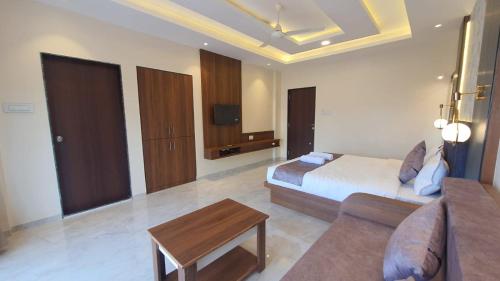 a hotel room with a bed and a couch at The Mountain Paradise Mahabaleshwar in Kelghar