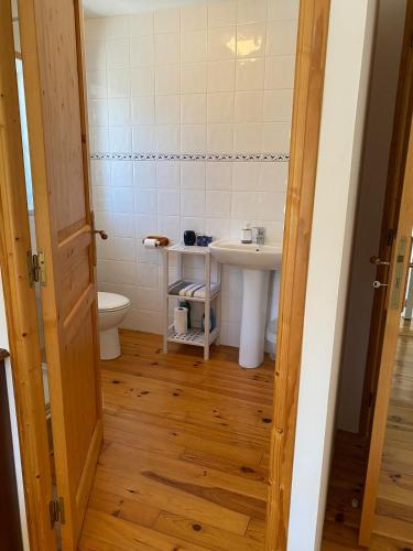 une salle de bain avec toilettes et lavabo dans l'établissement Les Deux Marronniers Bataille, à Saint-Georges-de-Longuepierre