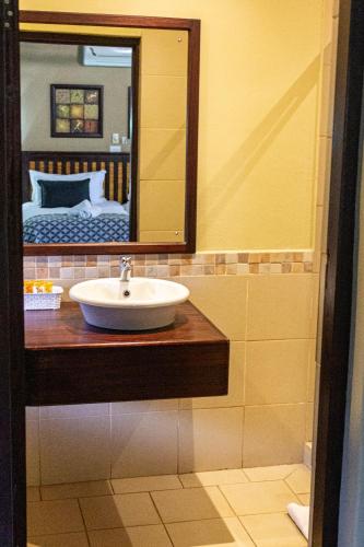 Un baño de Hotel Numbi & Garden Suites
