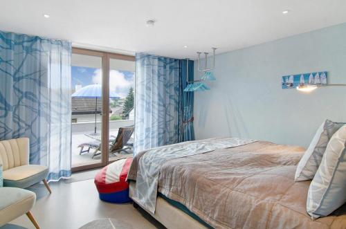 a bedroom with a bed and a window at SeeZeichen-Apartment No 26 in Bodman-Ludwigshafen
