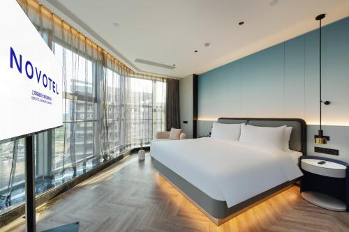 Katil atau katil-katil dalam bilik di Novotel Shanghai Lingang