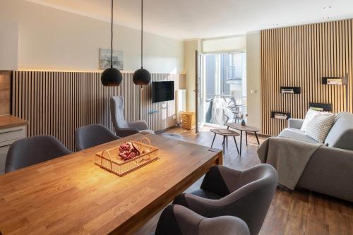 a living room with a table and chairs at Rodehuus Wohnung 7 in Borkum
