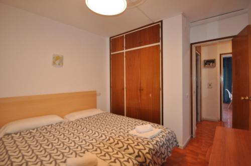 una camera da letto con un letto grande in una stanza di Apartment Doble-4CD a Lloret de Mar