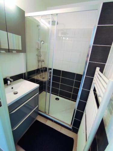 une salle de bain avec douche et lavabo dans l'établissement 1st line modern studio-private parking, à La Grande Motte