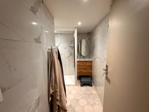 une salle de bain avec toilettes, lavabo et miroir dans l'établissement Origamix Bordeaux center and garage, à Bordeaux