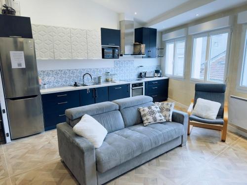 un salon avec un canapé et une cuisine dans l'établissement Origamix Bordeaux center and garage, à Bordeaux