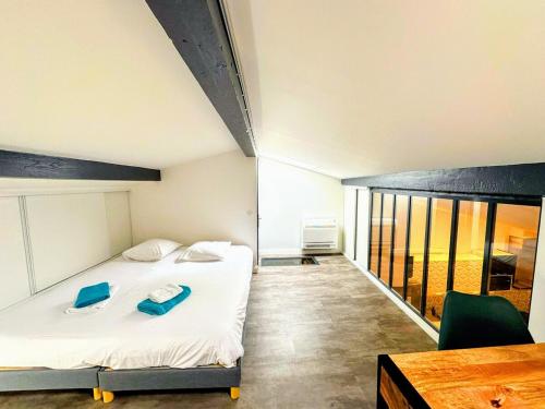 une chambre avec un lit et une table dans une pièce dans l'établissement Origamix Bordeaux center and garage, à Bordeaux