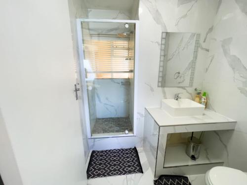 Un baño de Sea facing apartment 1703 on High Tide Amanzimtoti