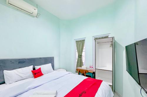Кровать или кровати в номере RedDoorz Near Kedungmundu Semarang
