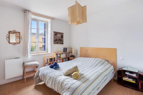 une chambre avec un lit et une fenêtre dans l'établissement La Trentemousine - Familiale & Chaleureuse, à Rezé