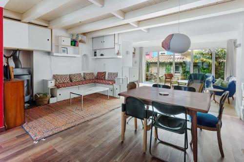 une cuisine et une salle à manger avec une table et des chaises dans l'établissement La Trentemousine - Familiale & Chaleureuse, à Rezé