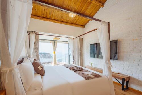 TV a/nebo společenská místnost v ubytování Yichun Jiuyu Xinzhi Light Luxury B&B