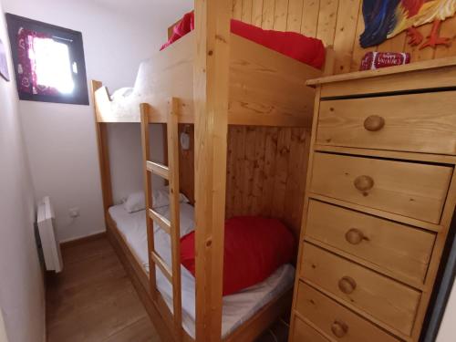 une chambre avec deux lits superposés et une commode dans l'établissement Studio rénové 2* avec coin montagne, 4-5 pers, proche pistes et commerces, village Montgenèvre - FR-1-445-32, à Montgenèvre
