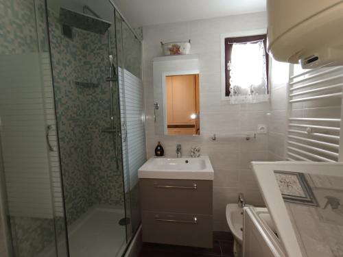 une salle de bain avec un lavabo et une douche dans l'établissement Studio rénové 2* avec coin montagne, 4-5 pers, proche pistes et commerces, village Montgenèvre - FR-1-445-32, à Montgenèvre