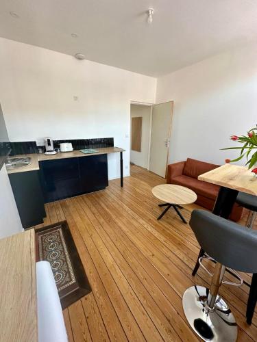 un salon avec un canapé et une table dans l'établissement Appartement proche centre ville, à Abbeville