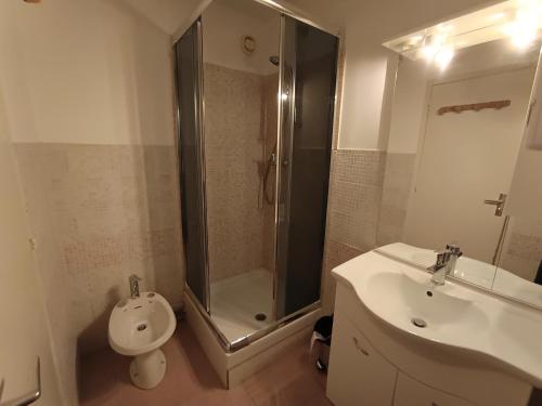 une salle de bain avec une douche, des toilettes et un lavabo dans l'établissement Studio + Coin Montagne - 2* - 4 Pers. - Village - Terrasse Privée - Animaux Acceptés - FR-1-445-25, à Montgenèvre