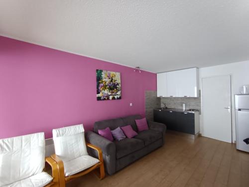 un salon avec un canapé et deux chaises dans l'établissement Studio + Coin Montagne - 2* - 4 Pers. - Village - Terrasse Privée - Animaux Acceptés - FR-1-445-25, à Montgenèvre