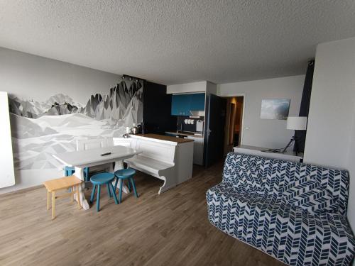 un salon avec un canapé et une table dans l'établissement Superbe appart rénové au sud - Parking - Montgenèvre - FR-1-445-156, à Montgenèvre