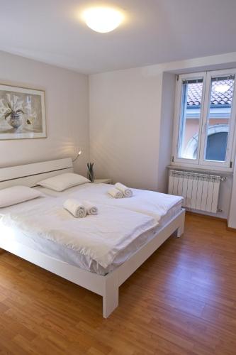 Una cama o camas en una habitación de Apartments Lara 2 - with more affordable parking