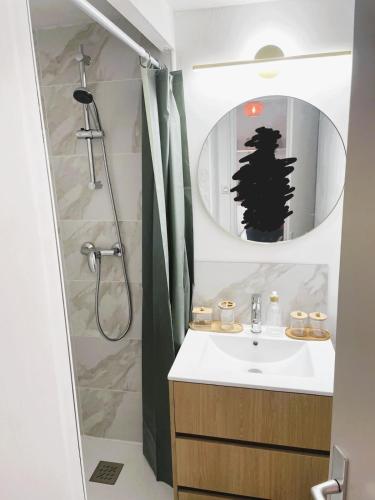 une salle de bain avec un lavabo et une douche dans l'établissement Studio Cabine - Piscine & Parking, au Grau-dʼAgde