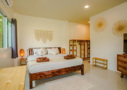 Ein Bett oder Betten in einem Zimmer der Unterkunft Boho House - 2mn Srithanu - King Bed - 4K SmartTV