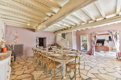 une grande salle à manger avec une table et des chaises dans l'établissement Nature et partage - Jacuzzi - Wifi, à Grand-Landes