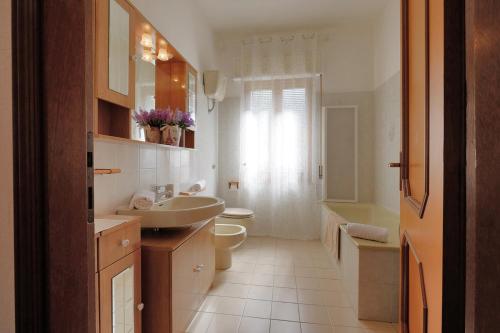 Et badeværelse på Sguardi Teuladesi by Teuladaapartments